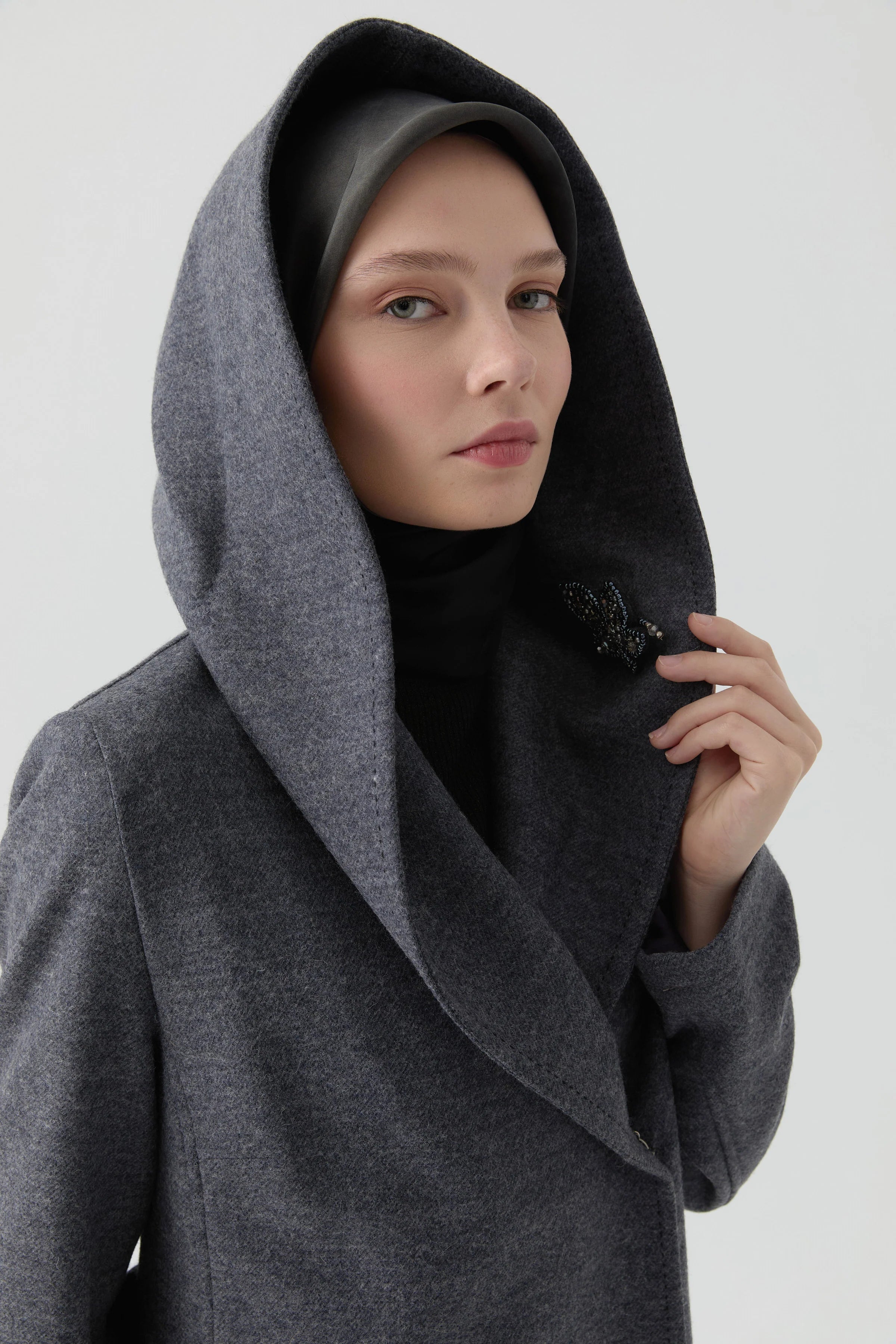 Kapüşonlu Broş Detaylı Keçe Kaban - Füme TUGBA