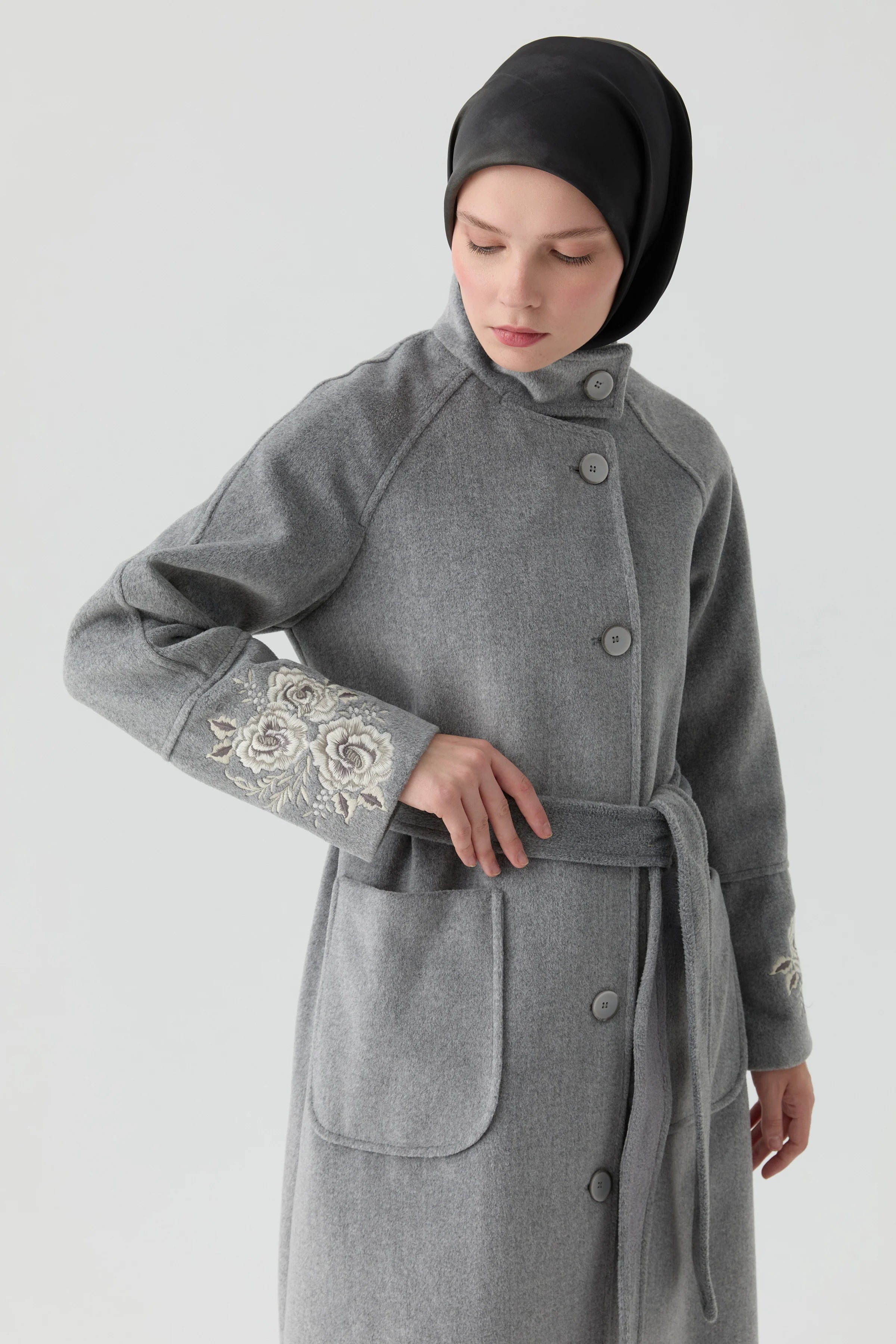 Kollar Nakış Detaylı Kaban - Gri TUGBA