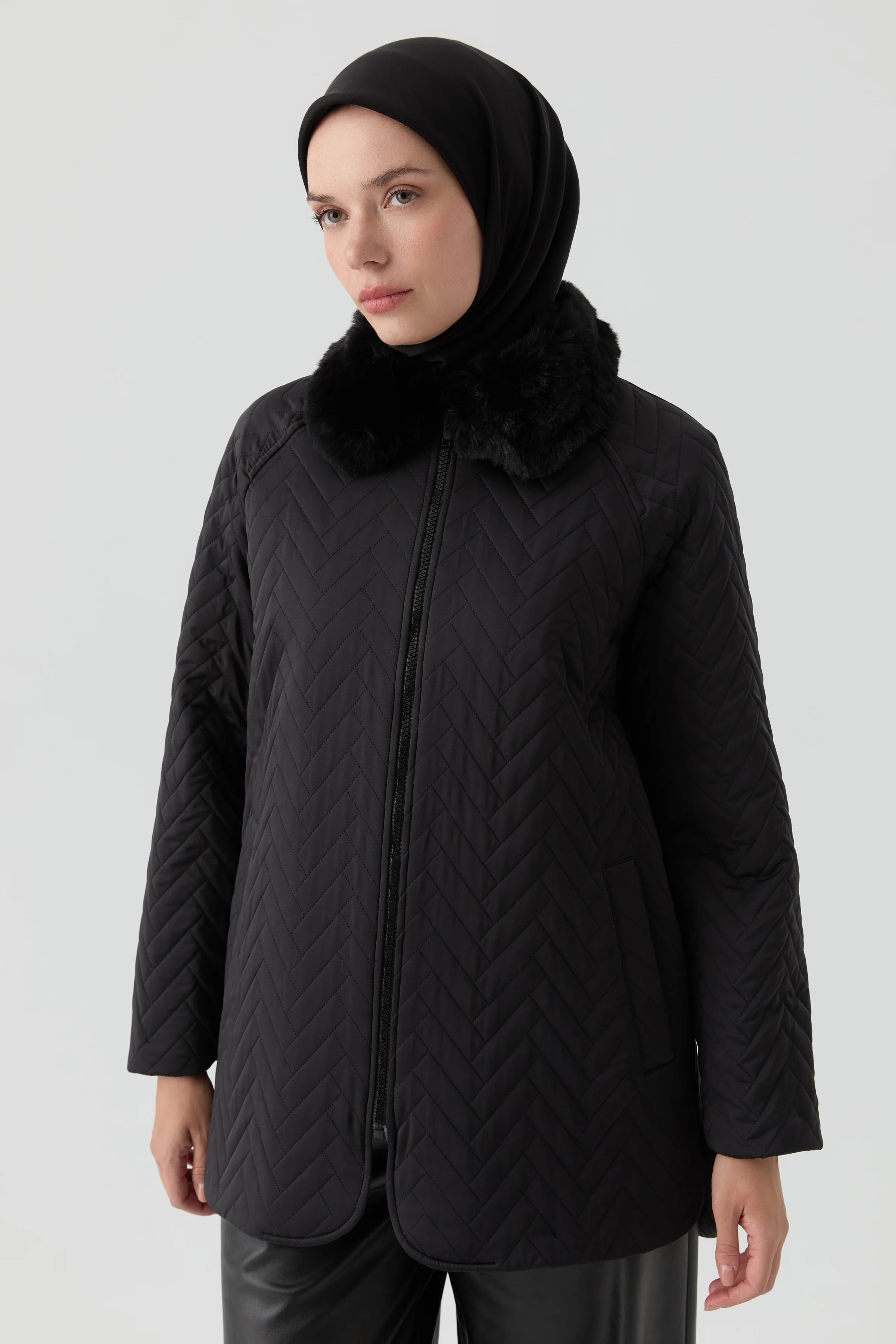 Peluş Garnili Kapitone Kaban - Siyah TUGBA