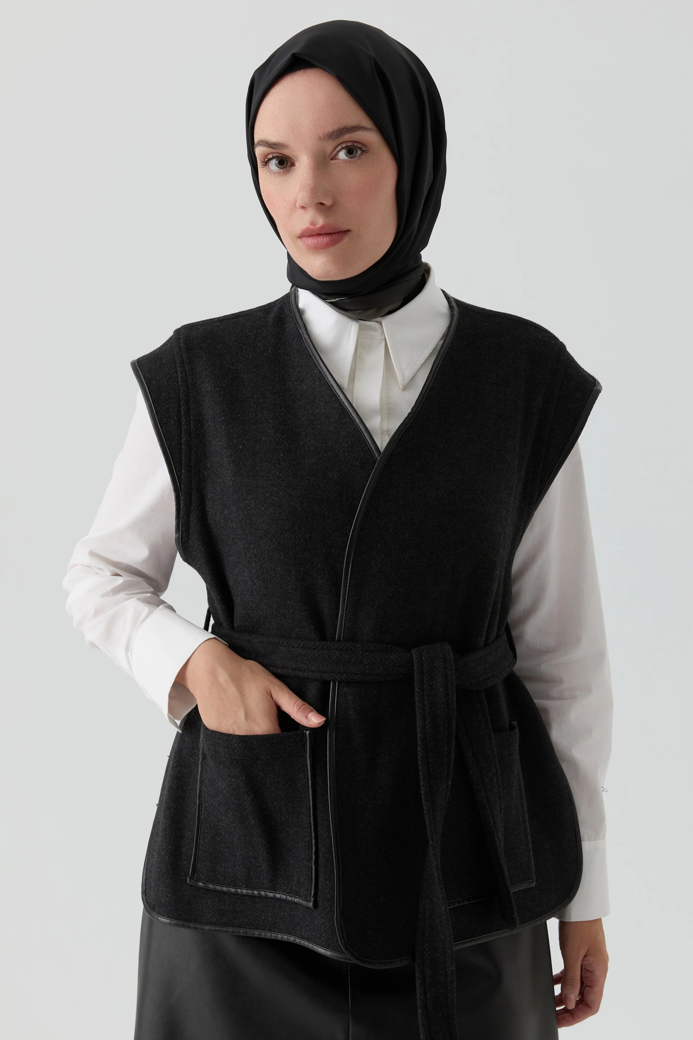 Deri Biye Detaylı Cepli Yelek - Siyah TUGBA