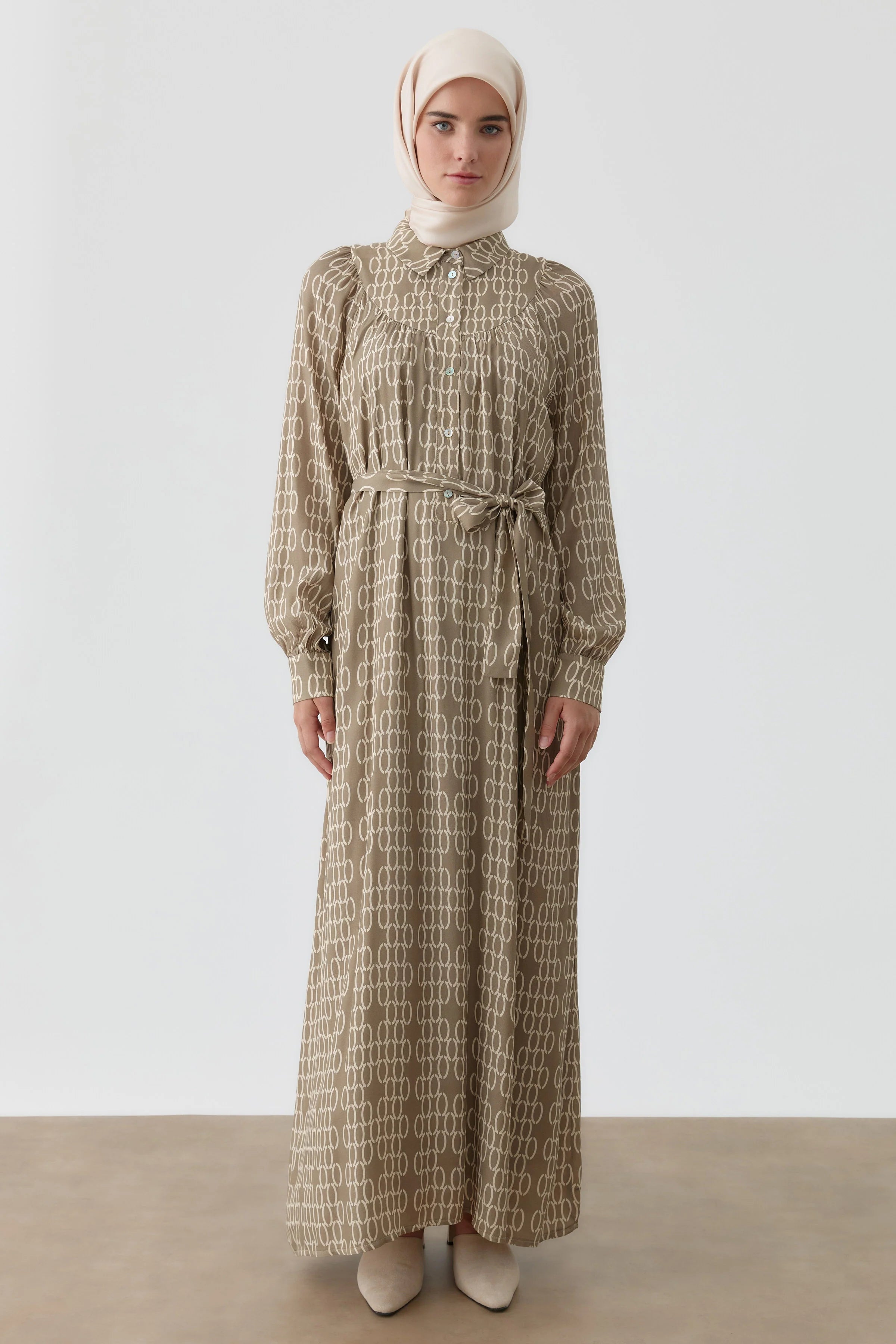 Robalı Büzgü Detaylı Desenli Elbise - Vizon TUGBA