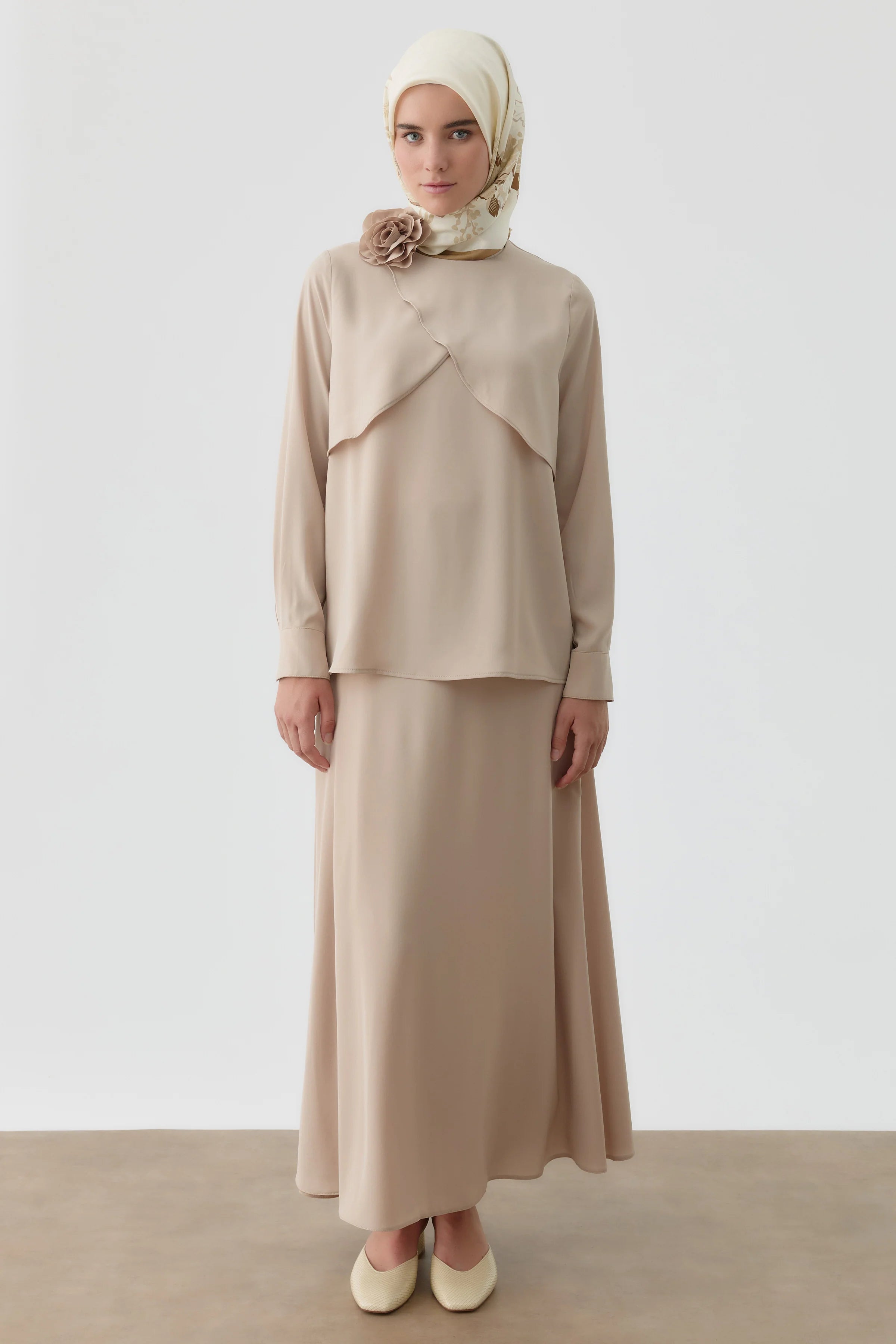 Gül Broşlu Bluz Etek Takım - Bej TUGBA