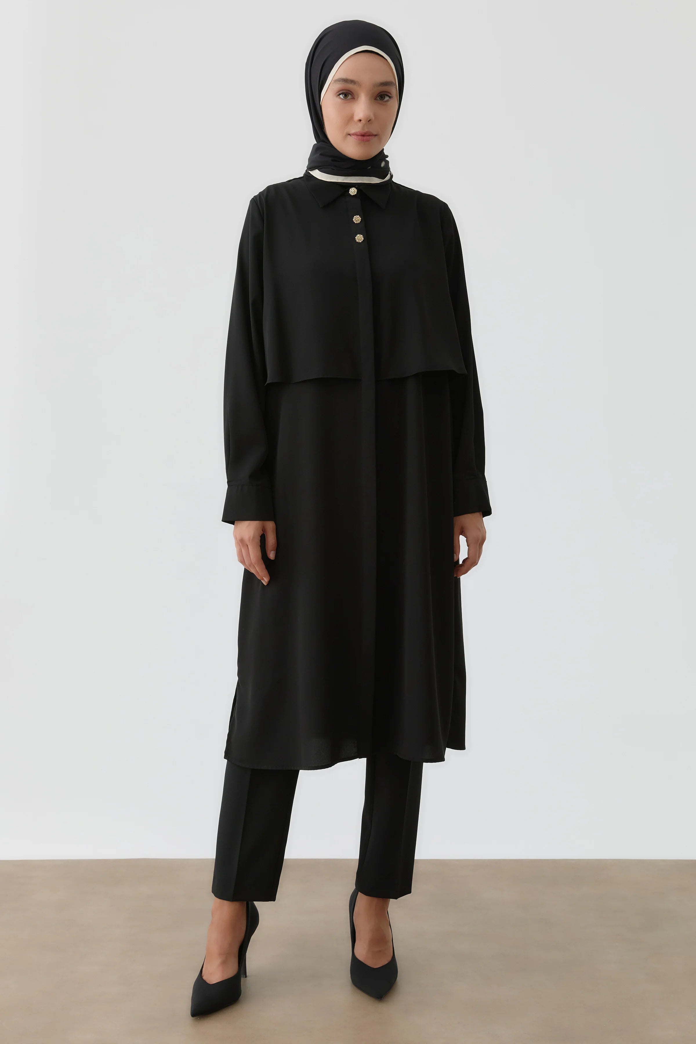 Rüzgarlık Detaylı Çiçek Düğmeli Tunik - Siyah TUGBA