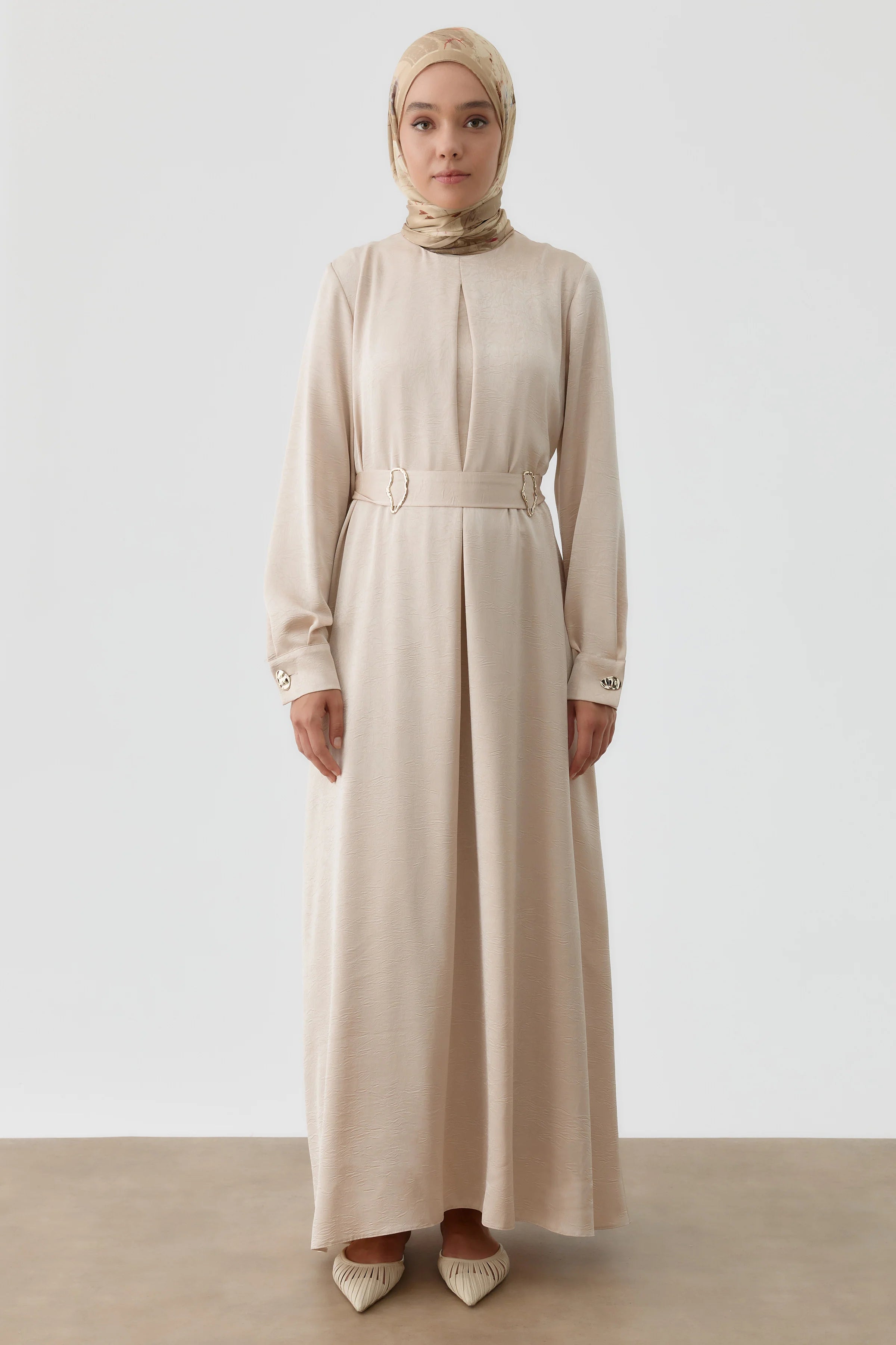 Plikaşe Detaylı Kemerli Elbise - Bej TUGBA