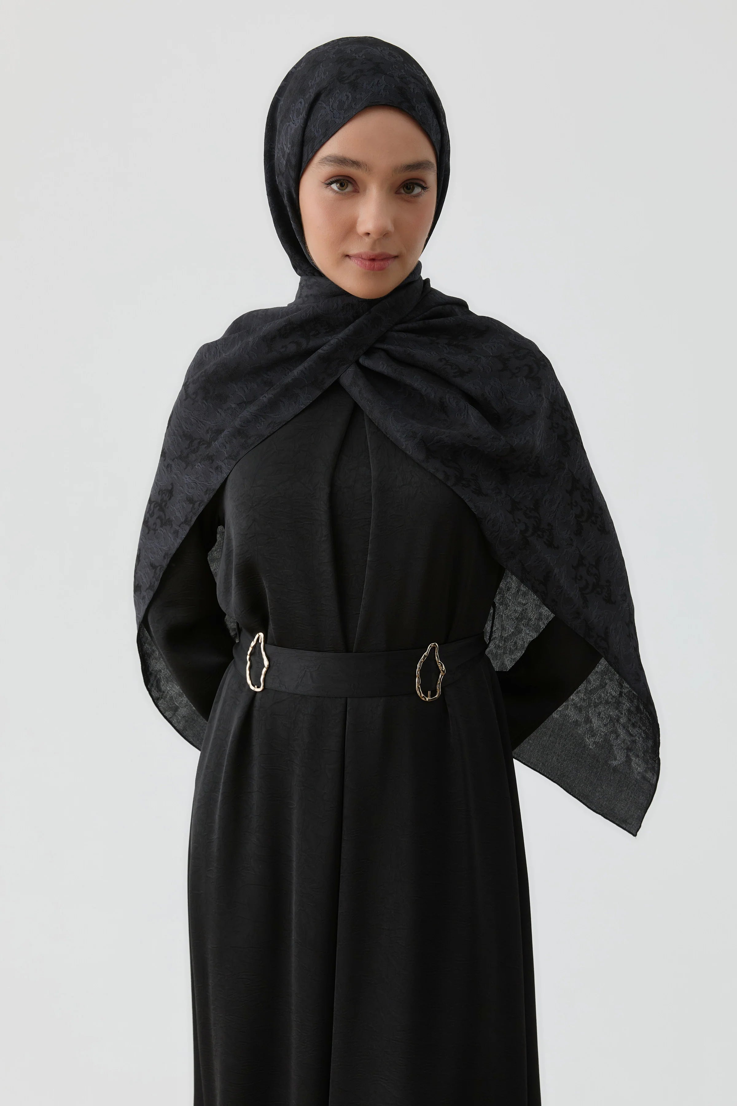 Plikaşe Detaylı Kemerli Elbise - Siyah TUGBA