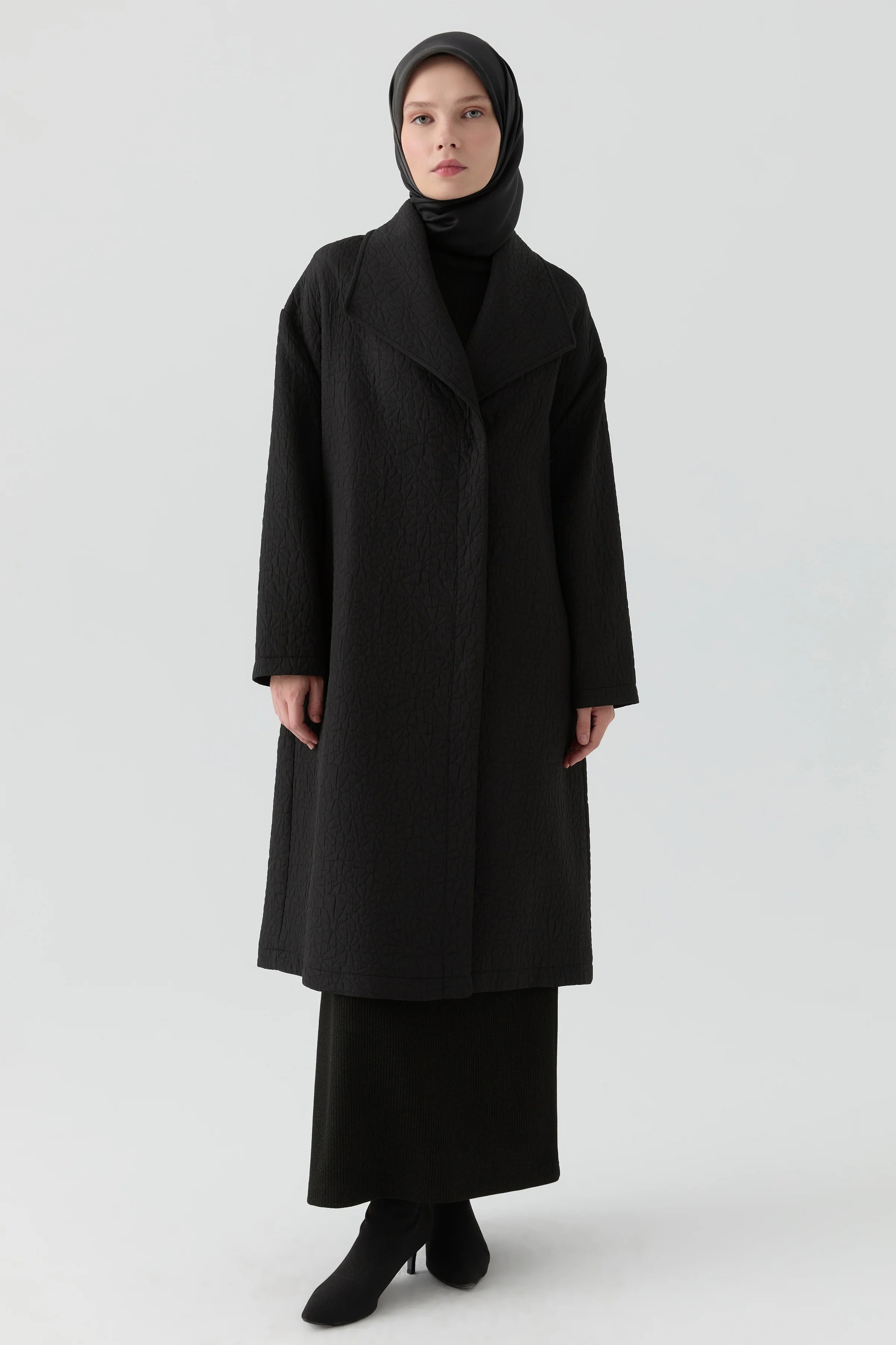 İnce Kapitone Kap - Siyah TUGBA