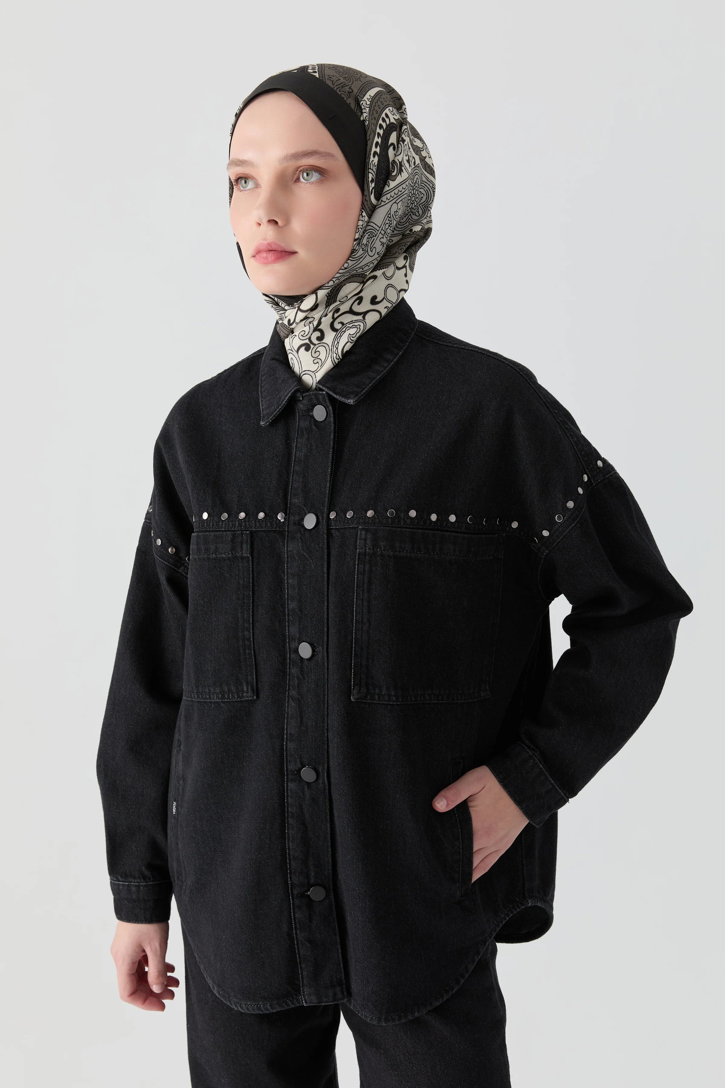 Rivet Detaylı Cepli Denim Ceket - Siyah TUGBA