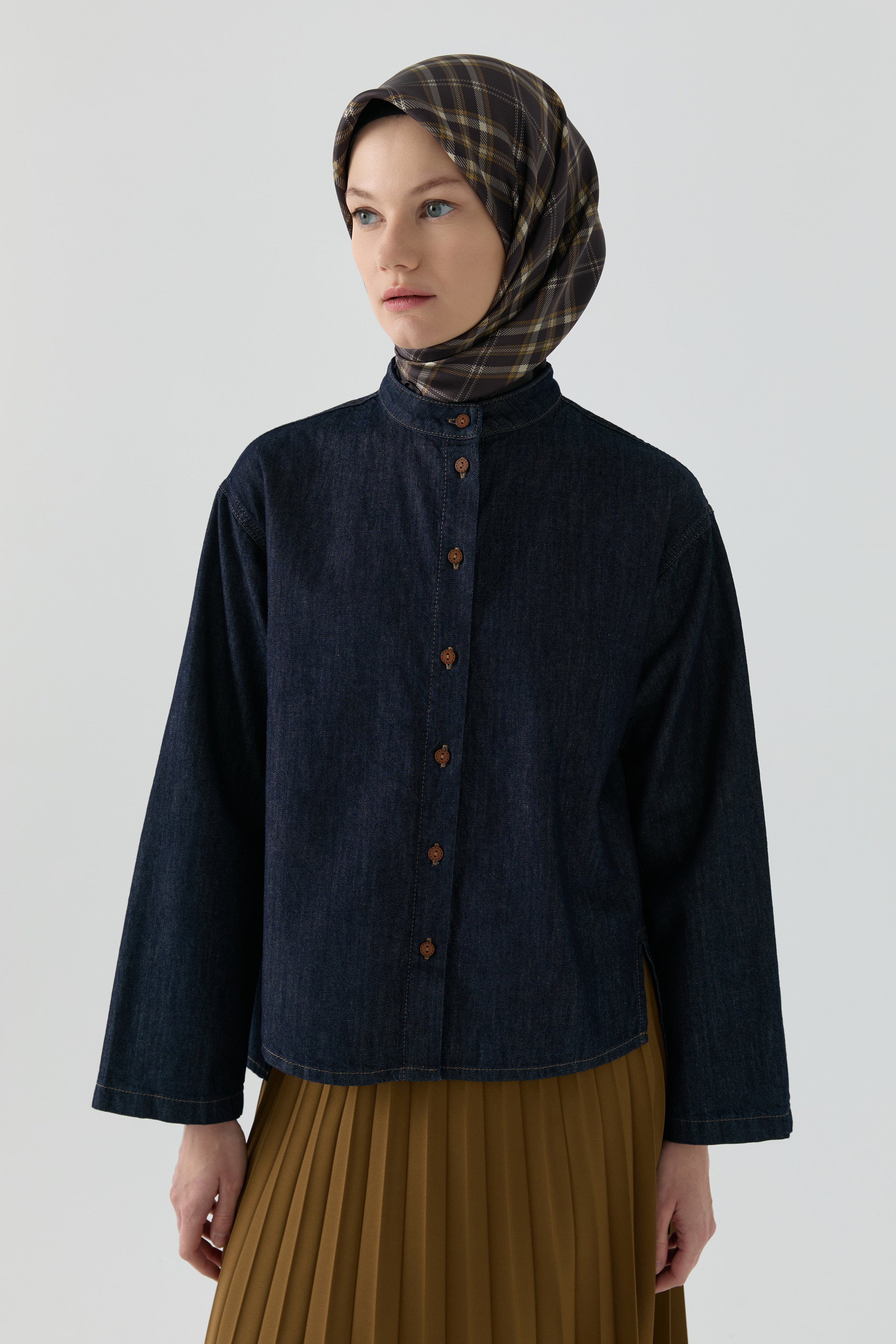 Yırtmaç Detaylı Denim Gömlek - Lacivert TUGBA