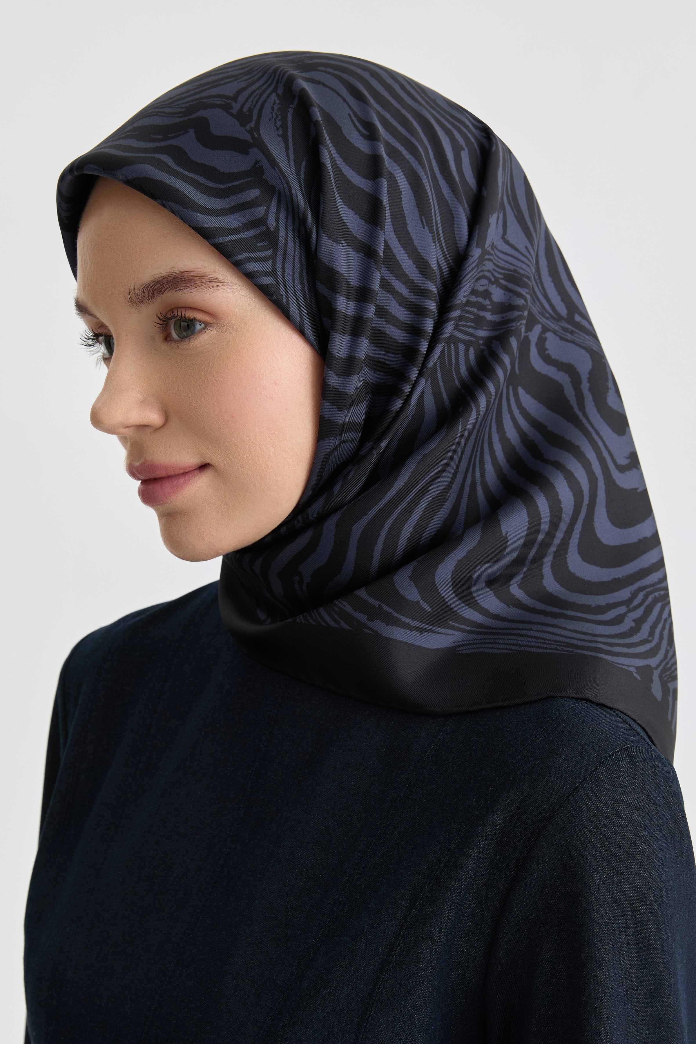 Nilda Twill İpek Eşarp - Lacivert TUGBA