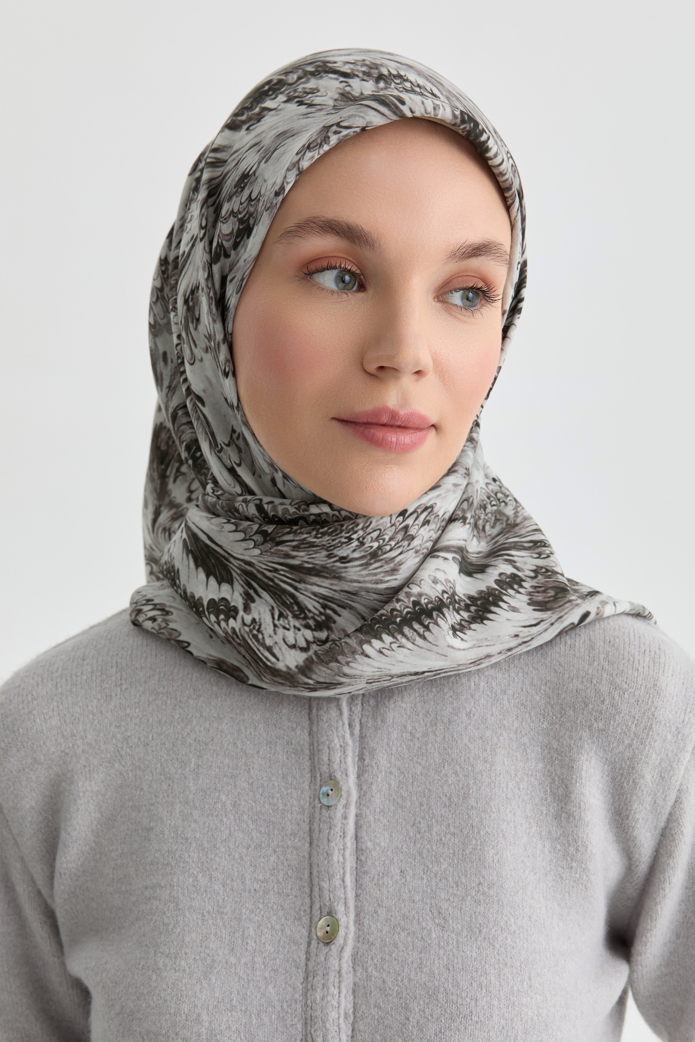 Ebru Desenli Natural Eşarp - Siyah TUGBA