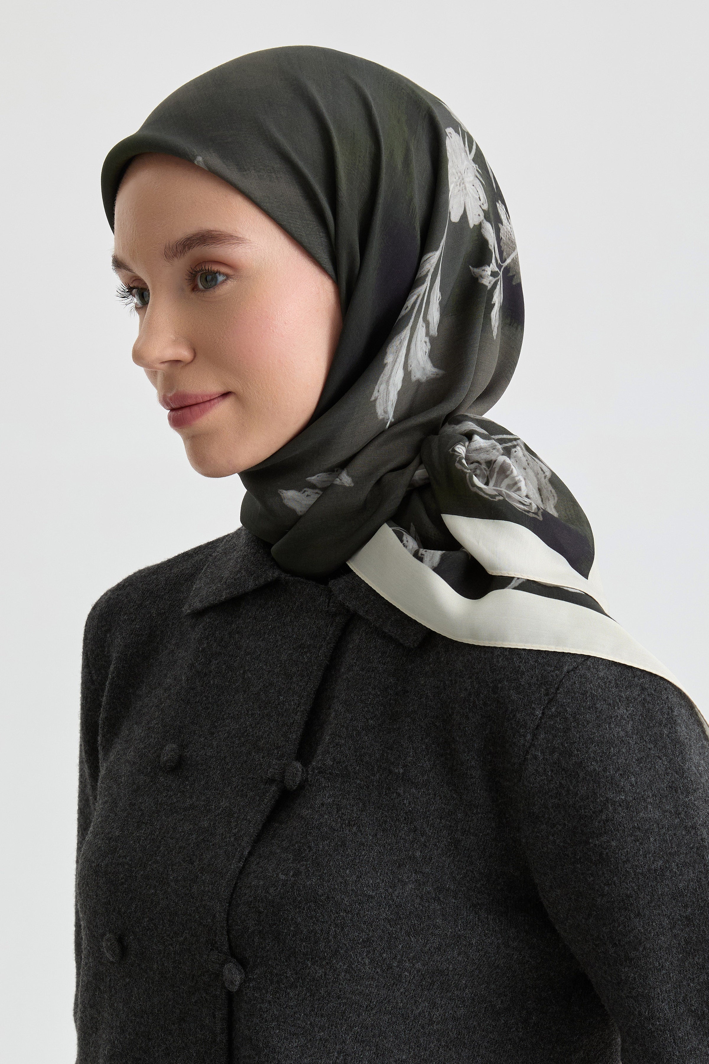 Funda Çiçek Desenli Natural Eşarp - Siyah TUGBA