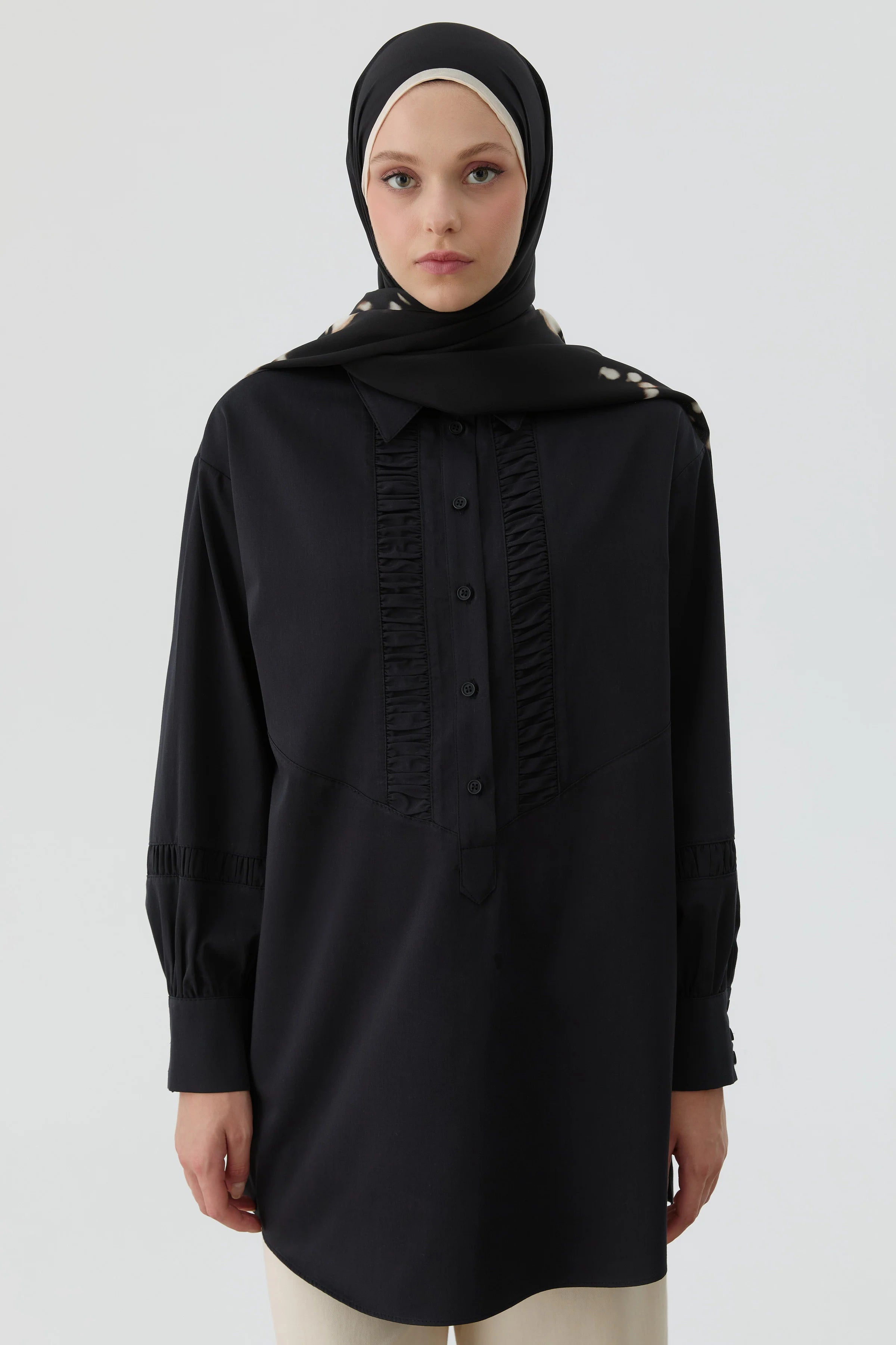 Büzgü Kesik Detaylı Tunik - Siyah TUGBA