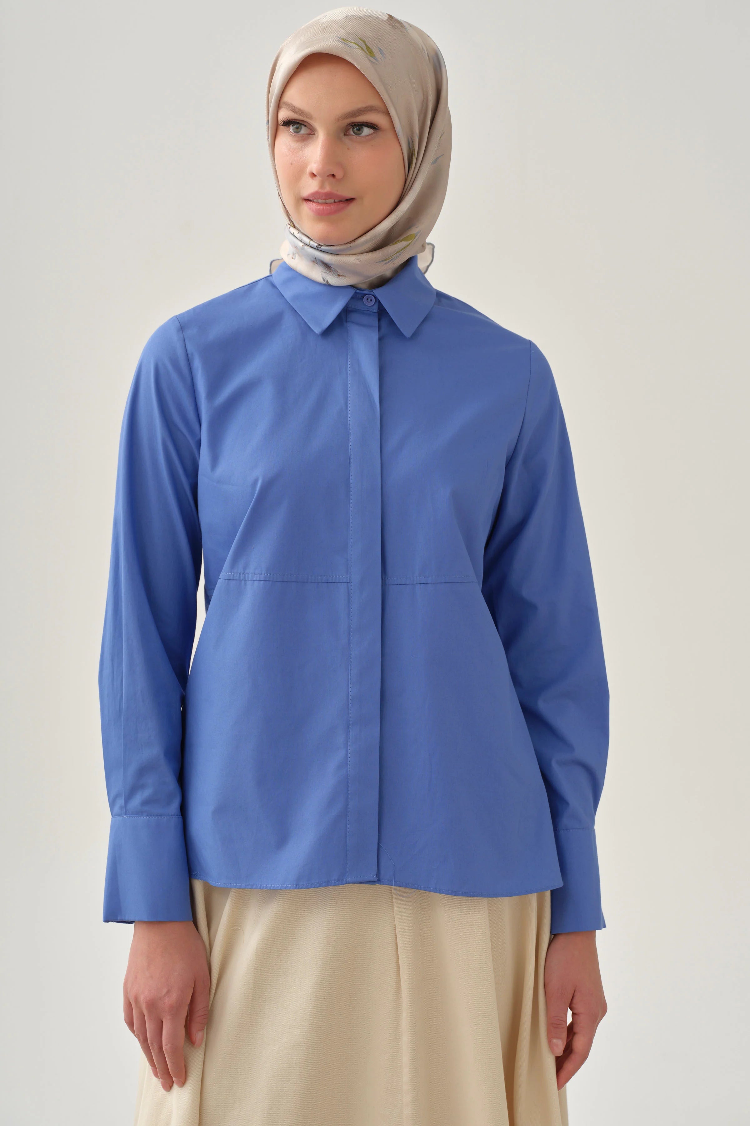 Kesik Detaylı Yırtmaçlı Gömlek - Mavi TUGBA