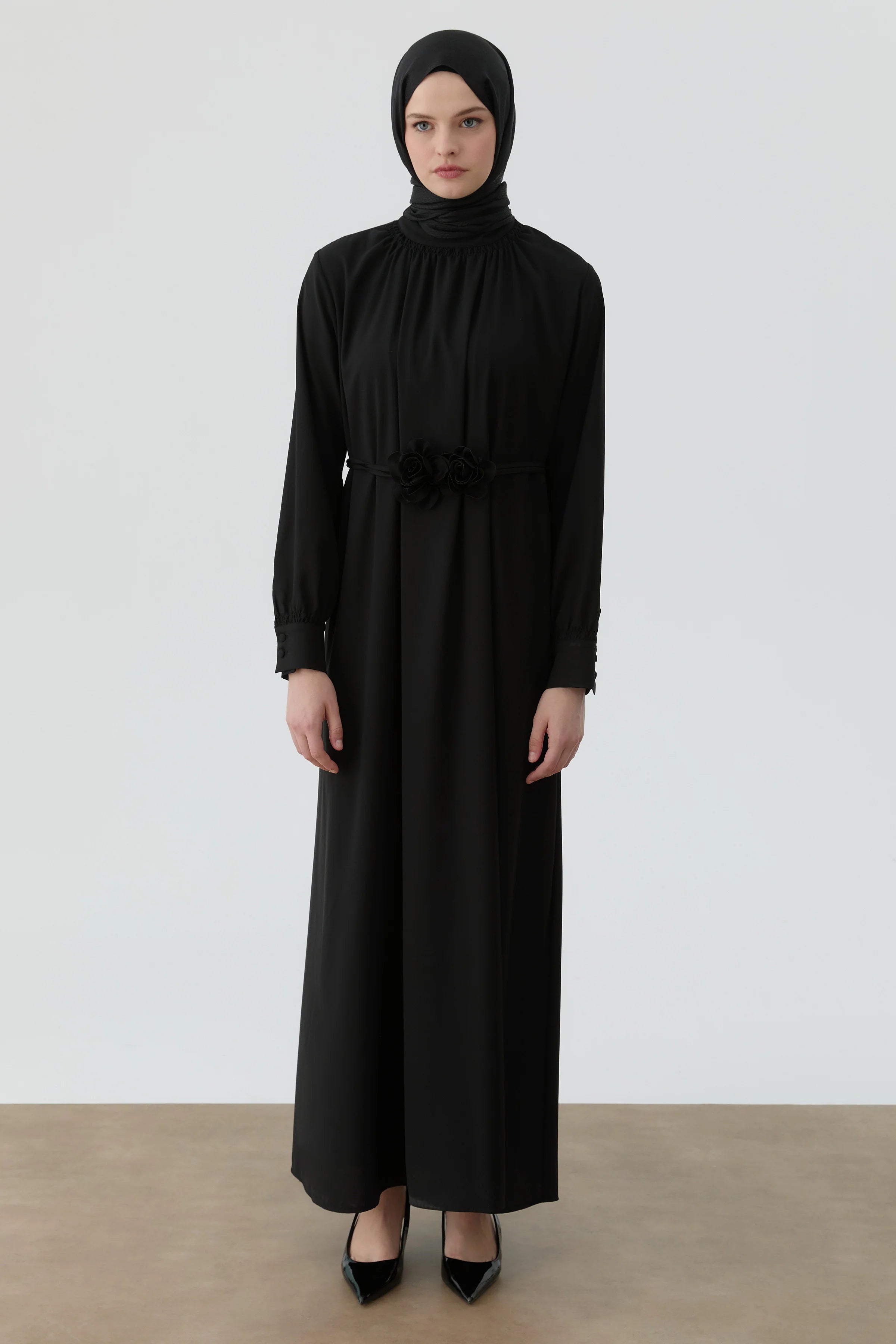 Yaka Ve Bilek Lastik Detaylı Elbise - Siyah TUGBA