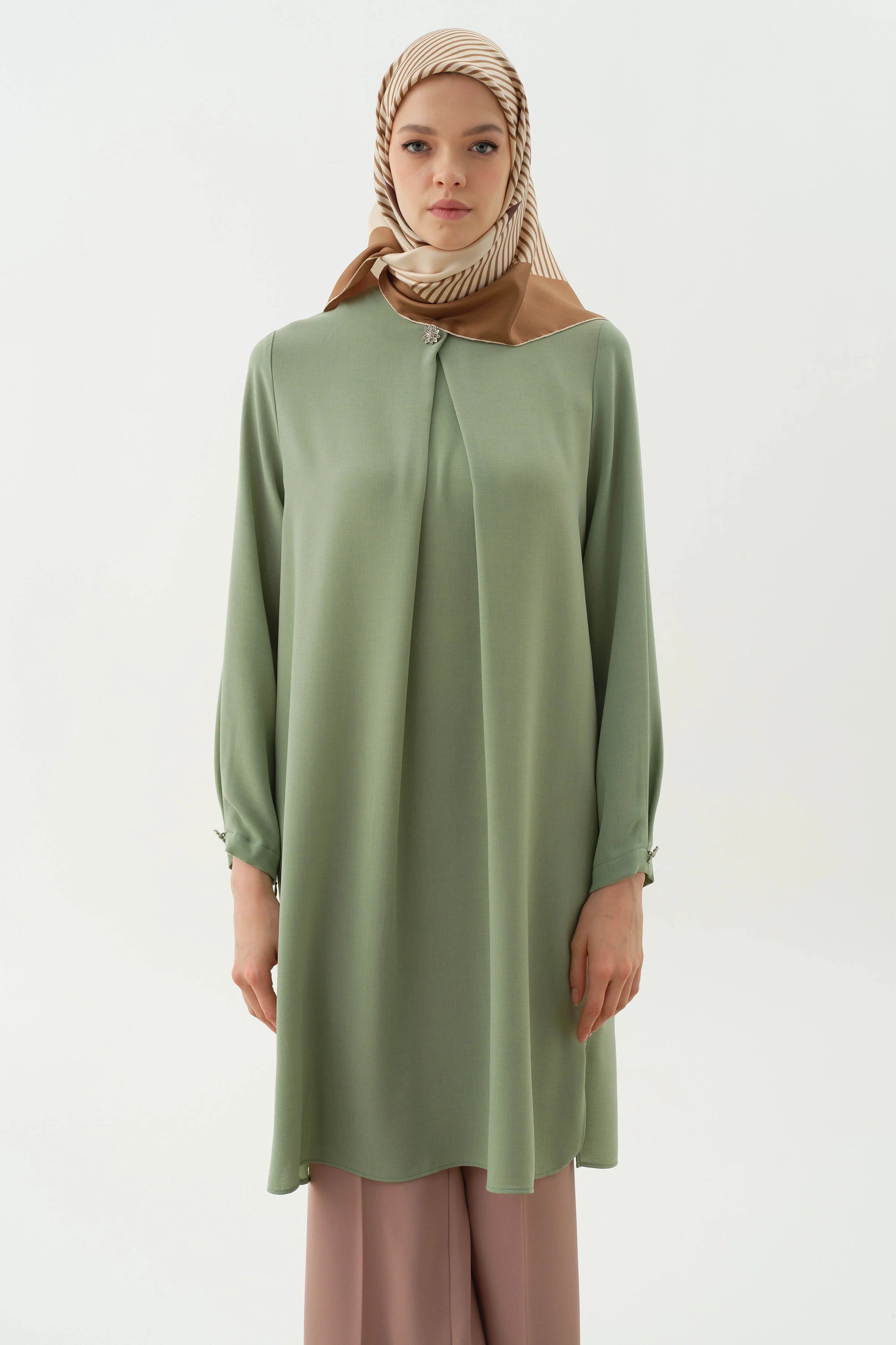 Yaka ve Kolları Pile Broş Detaylı Tunik - Su Yeşili TUGBA