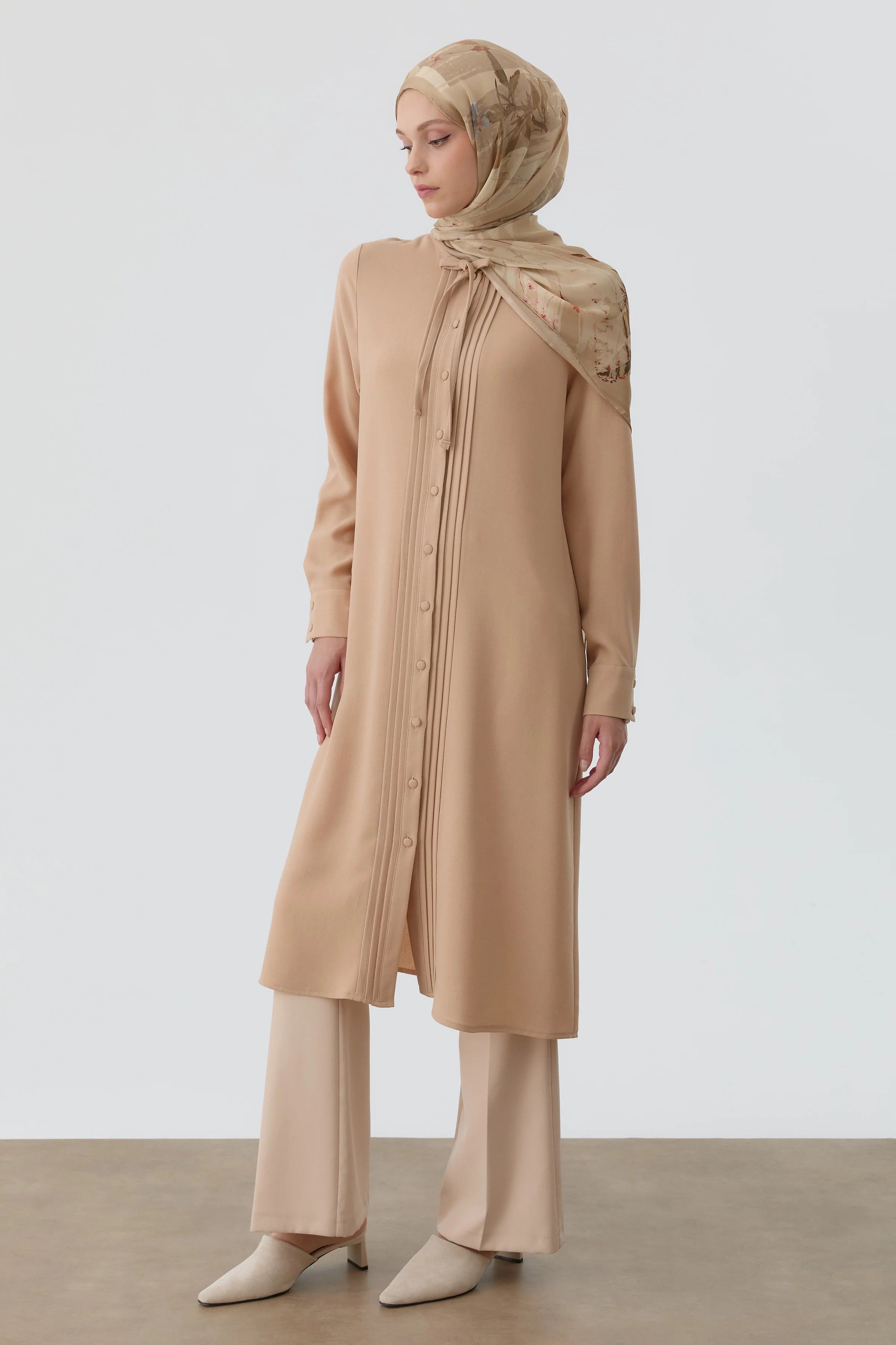 Yakası Bağcıklı Pileli Tunik - Bej TUGBA