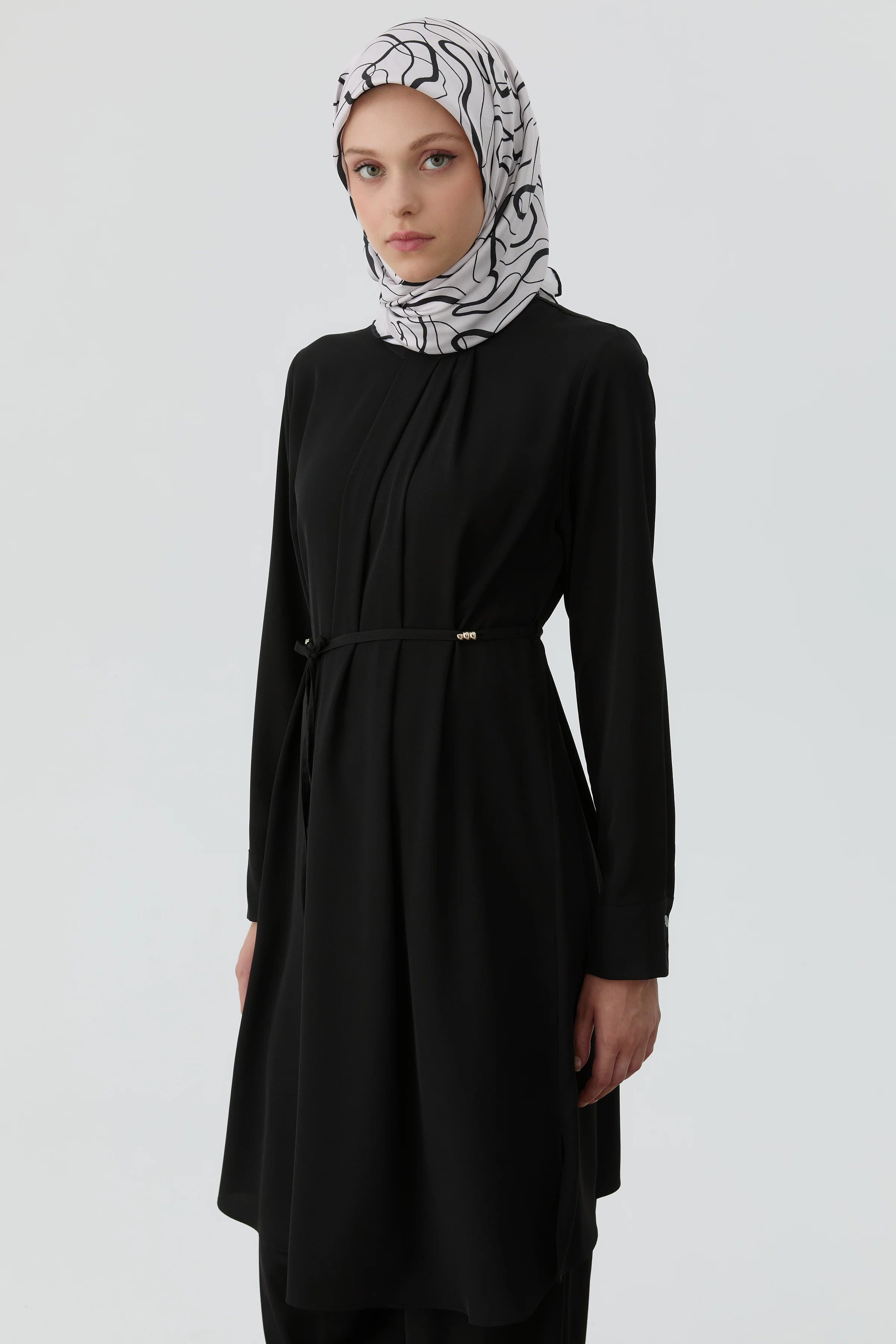 Yakası Pile Detaylı Tunik - Siyah TUGBA