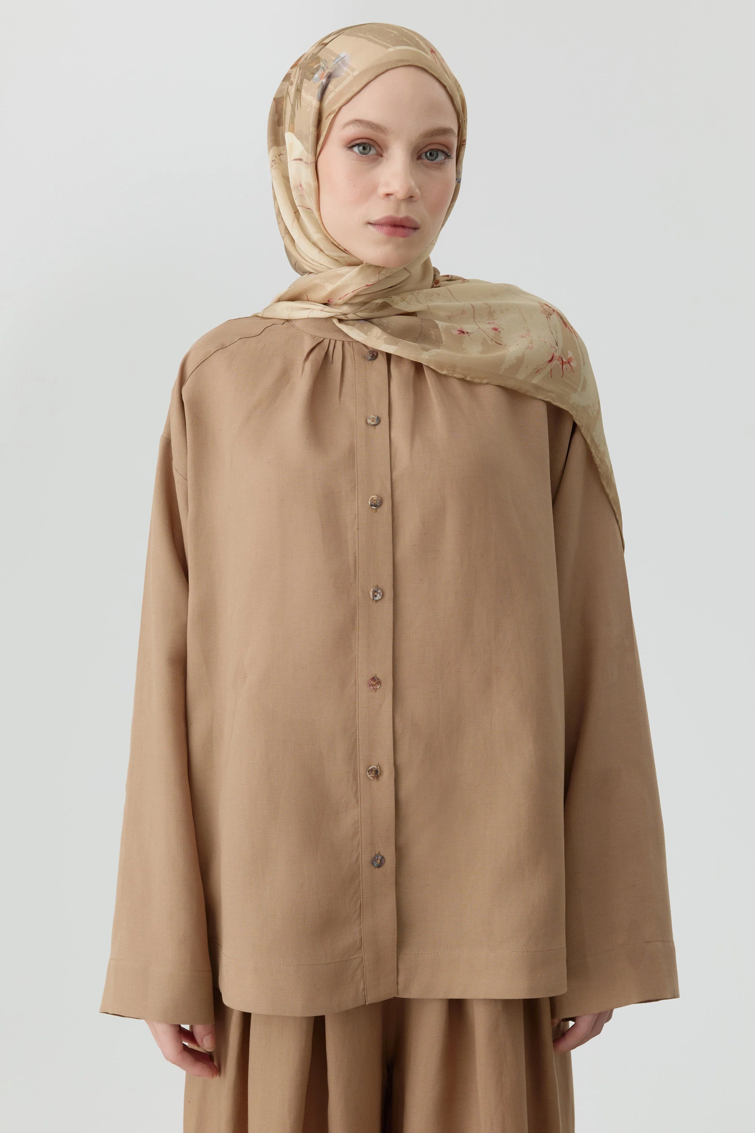 Yandan Yırtmaçlı Gömlek - Vizon TUGBA