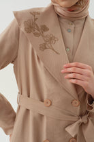 Şal Yaka Nakış Detaylı Pardesü - Bej TUGBA