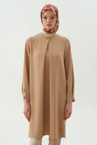 Yaka ve Kolları Pile Broş Detaylı Tunik - Bej TUGBA