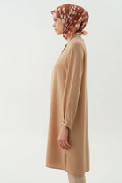 Yaka ve Kolları Pile Broş Detaylı Tunik - Bej TUGBA