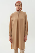 Yaka ve Kolları Pile Broş Detaylı Tunik - Bej TUGBA