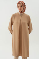 Yaka ve Kolları Pile Broş Detaylı Tunik - Bej TUGBA