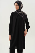 Yaka ve Kolları Pile Broş Detaylı Tunik - Siyah TUGBA