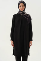 Yaka ve Kolları Pile Broş Detaylı Tunik - Siyah TUGBA