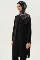 Yaka ve Kolları Pile Broş Detaylı Tunik - Siyah TUGBA