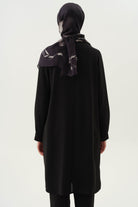 Yaka ve Kolları Pile Broş Detaylı Tunik - Siyah TUGBA