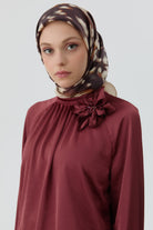 Yakası Broşlu Bluz Etek Takım - Bordo TUGBA