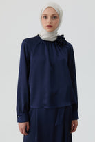 Yakası Broşlu Bluz Etek Takım - Lacivert TUGBA