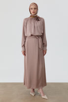 Yakası Broşlu Bluz Etek Takım - Vizon TUGBA