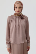 Yakası Broşlu Bluz Etek Takım - Vizon TUGBA