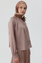 Yakası Broşlu Bluz Etek Takım - Vizon TUGBA