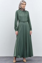 Yakası Pile Detaylı Kemerli Elbise - Yeşil TUGBA