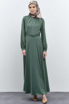 Yakası Pile Detaylı Kemerli Elbise - Yeşil TUGBA