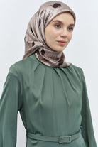 Yakası Pile Detaylı Kemerli Elbise - Yeşil TUGBA