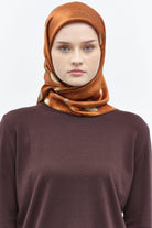 Yaprak Desenli Sura İpek Eşarp - Kiremit TUGBA