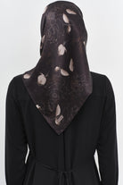 Yaprak Desenli Sura İpek Eşarp - Siyah TUGBA