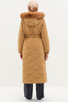 Yırtmaç Detaylı Kapüşonlu Kapitone Manto - Camel TUGBA