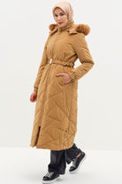 Yırtmaç Detaylı Kapüşonlu Kapitone Manto - Camel TUGBA