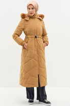 Yırtmaç Detaylı Kapüşonlu Kapitone Manto - Camel TUGBA